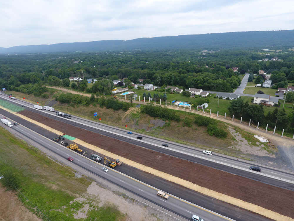 Road01.jpg (274057 bytes)