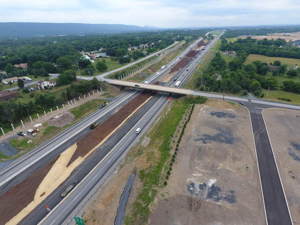 Road2.jpg (289649 bytes)